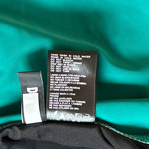 DKNY One Piece Ruffle V-Neck Bathing Swim Suit
Green Women’s Size 12 - Picture 12 of 14
